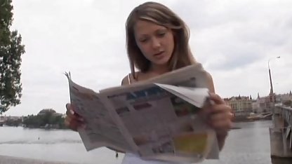 Terlihat seperti bokep raksasa permainan Twister, telanjang fleksibel, gadis