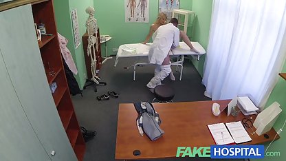 Mentega di entot kontol jumbo di aula utama